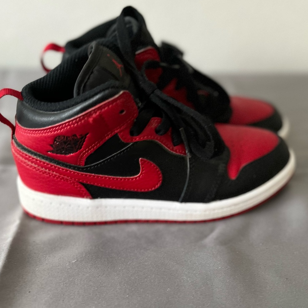 Red and black Jordan’s retro 1 High top size 1Y